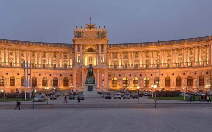 Entrada al Nuevo Palacio de Hofburg con audioguía